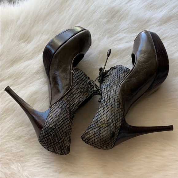 Stuart Weizman | textured peep toe mermaid heel - Picture 11 of 16